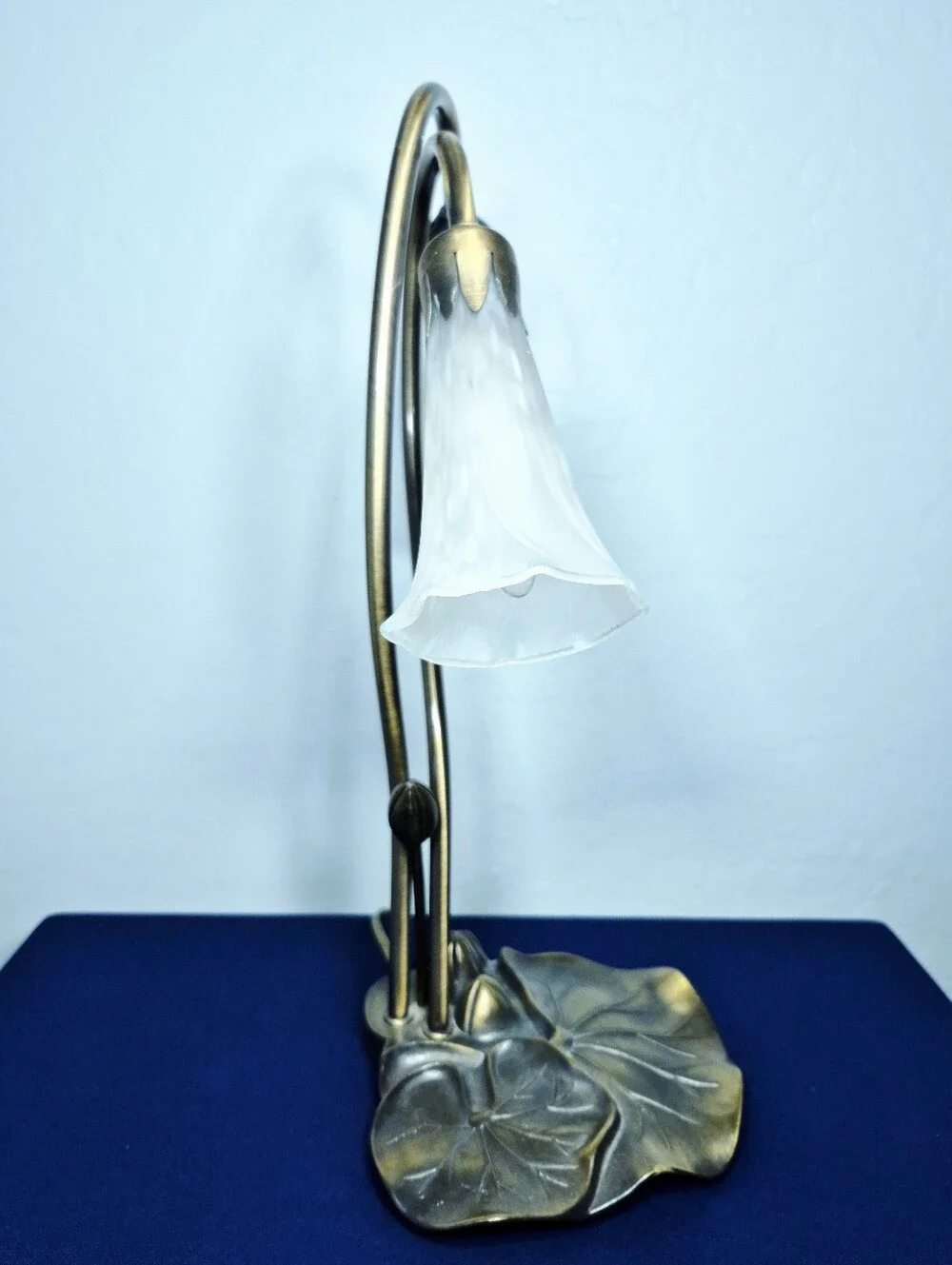 Vintage Tiffany Style 2-Light Pond Lily Table Lamp White Frosted Glass